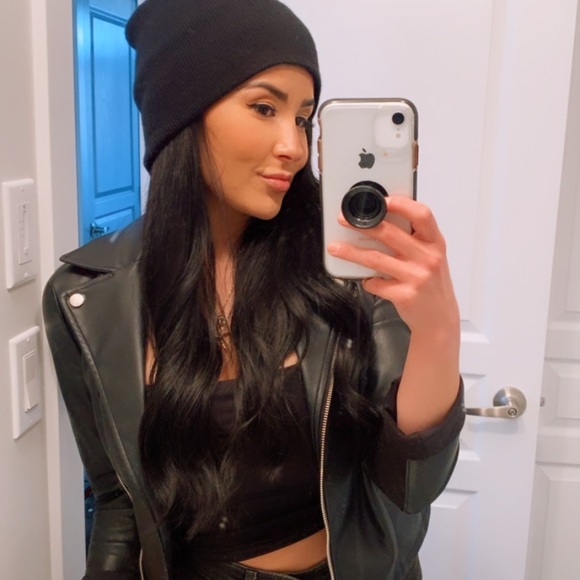 Profile Picture of Simone Shaw (@simone_shaw) on Poshmark