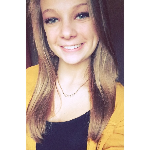 Profile Picture of Olivia Brosofske (@luckylivv) on Poshmark