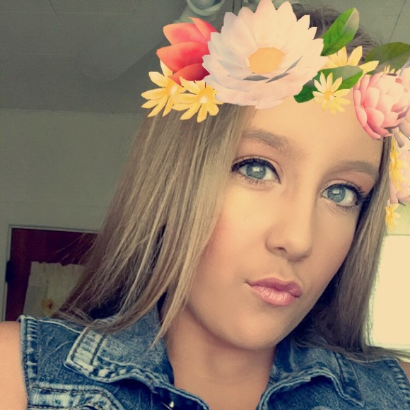 Profile Picture of Lindsay Betarie (@xolindzxo) on Poshmark