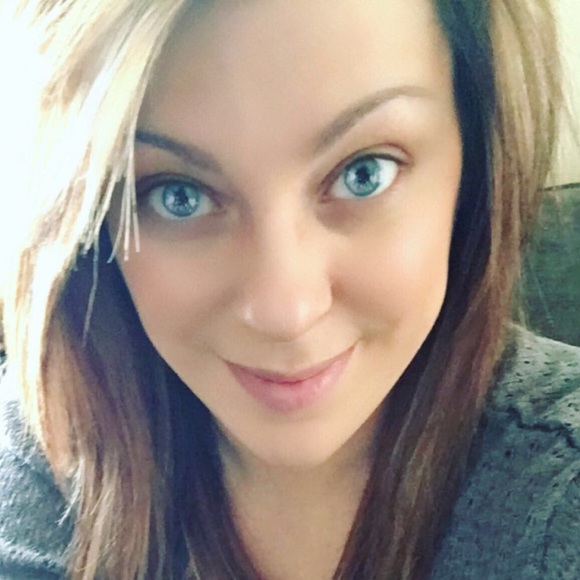 Profile Picture of Cortney Durnell (@cdurnell) on Poshmark