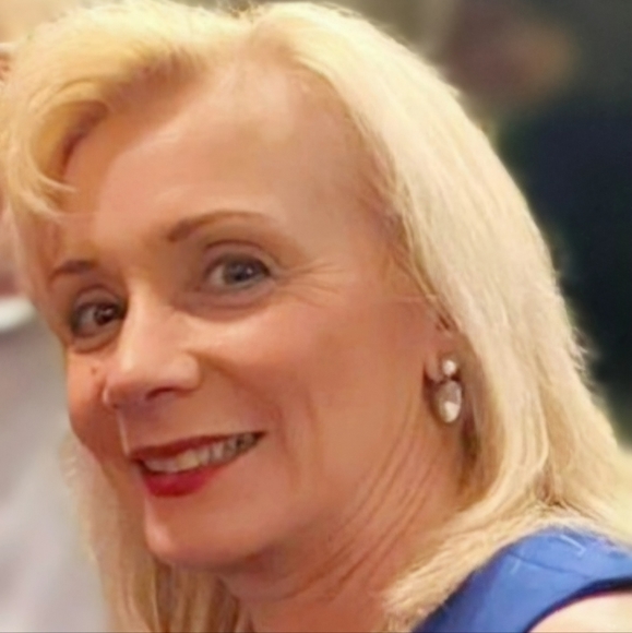 Profile Picture of Laurie Lukaszyk (@lauri9865) on Poshmark