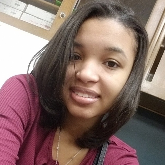 Profile Picture of Paige Wright (@wolf_monet) on Poshmark