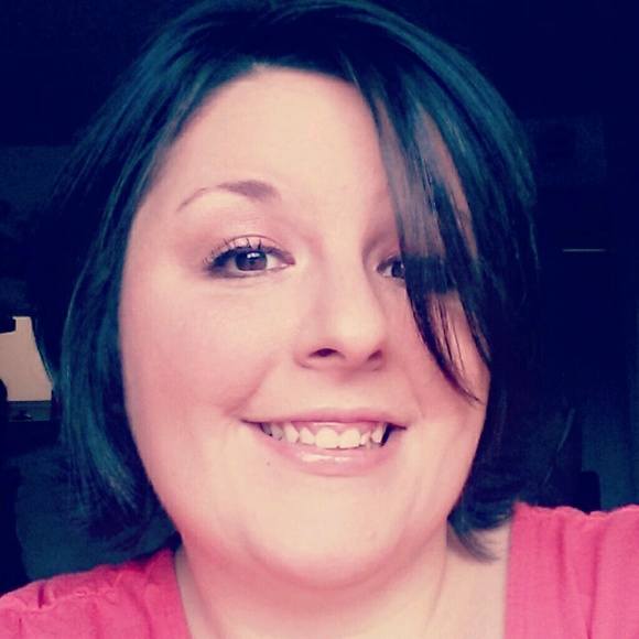 Profile Picture of Stefanie Gustavson (@stef0717) on Poshmark