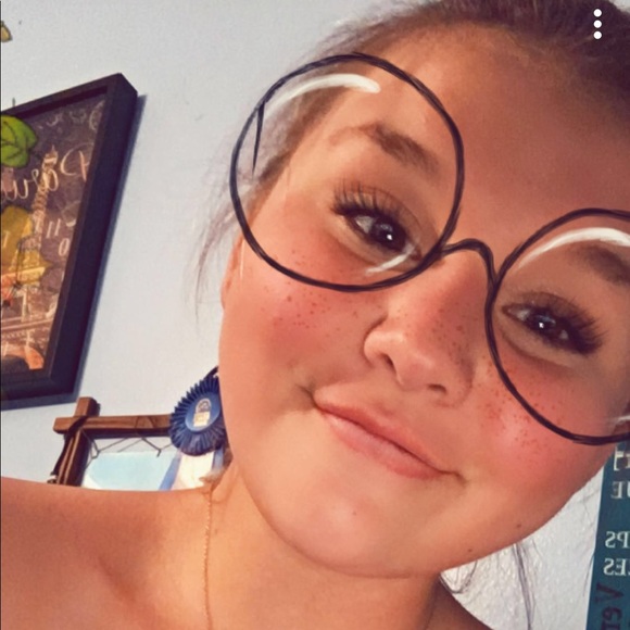 Profile Picture of Shayla Anschutz (@shayla_anschutz) on Poshmark