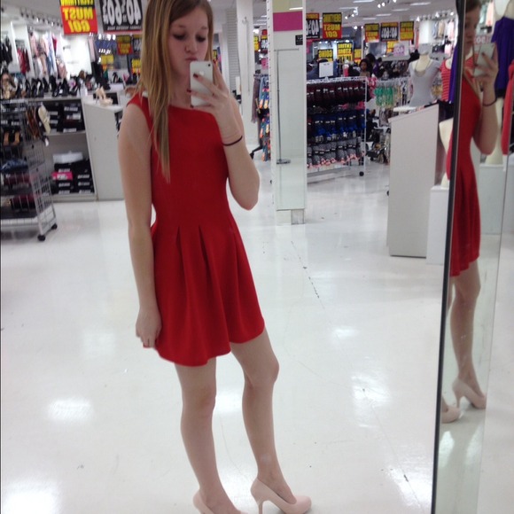 Profile Picture of Amber Dossenback (@amber_marie45) on Poshmark