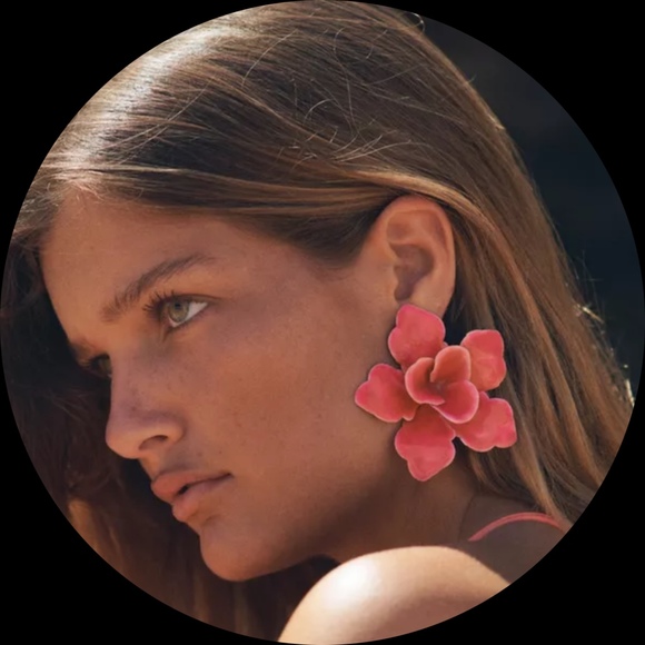 Profile Picture of Jennifer Sgrott (@aviana201109) on Poshmark