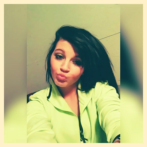 Profile Picture of Haley Woodall (@haleywoodall825) on Poshmark