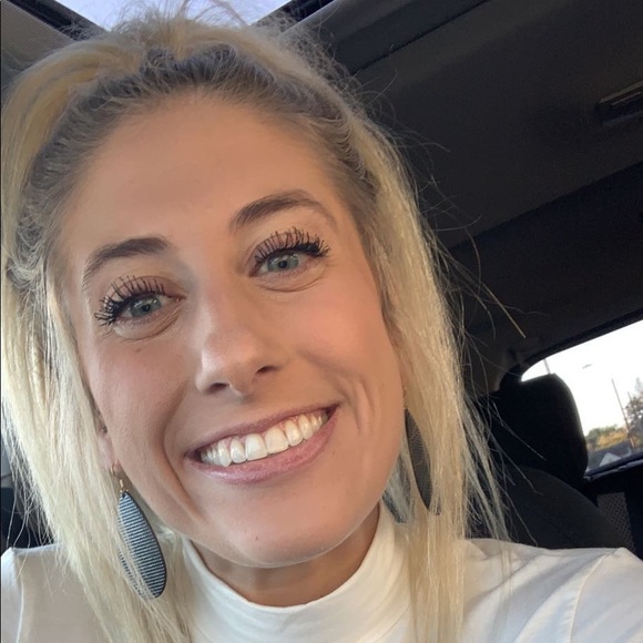 Profile Picture of Shanaya Czaikowski (@shanayadaniels) on Poshmark