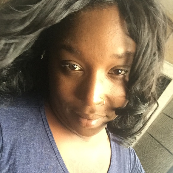 Profile Picture of Mia Laurendine (@thebest90) on Poshmark