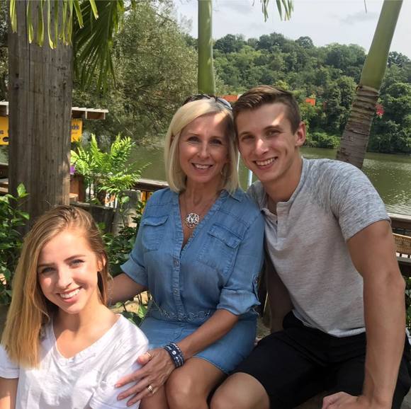 Profile Picture of Beth Hubley (@bethannh) on Poshmark