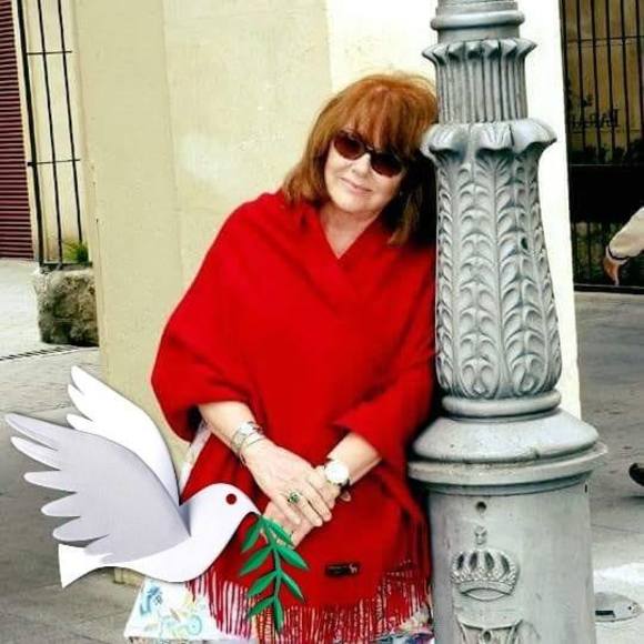 Profile Picture of Lana Emslie (@lanaemslie) on Poshmark