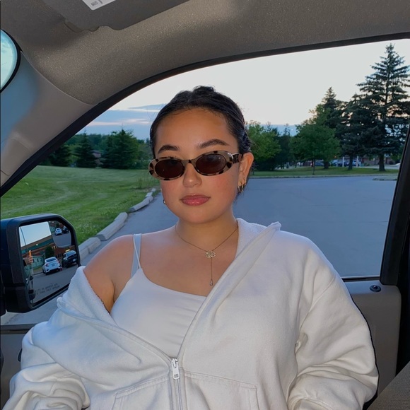 Profile Picture of Danielle Duchesne (@danielleduchesn) on Poshmark