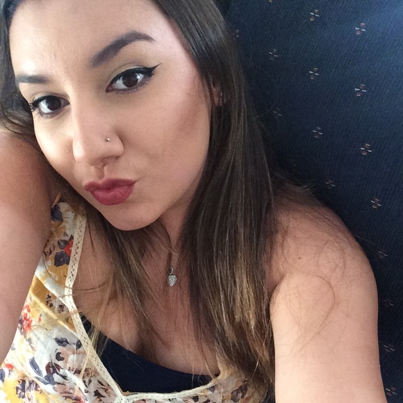 Profile Picture of Julianna Garnica (@julianna2266) on Poshmark