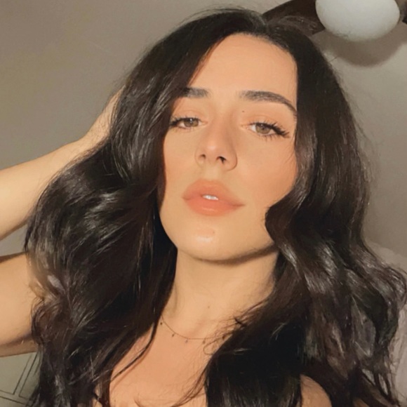 Profile Picture of Taylor Nascimento (@tam96644) on Poshmark