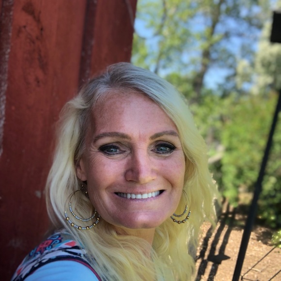 Profile Picture of Lori Adams (@momofblonds7) on Poshmark