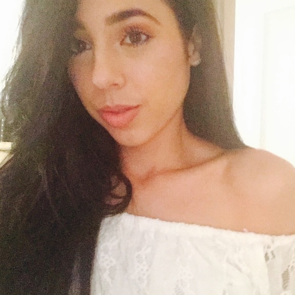 Profile Picture of Corlyn Gomez (@ctgomez_) on Poshmark