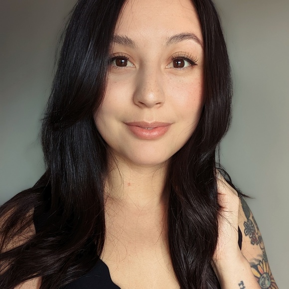 Profile Picture of Shawna Silva (@shawnamamaa) on Poshmark