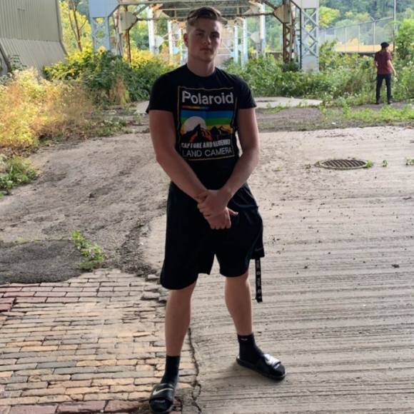 Profile Picture of Sam Goldinger (@spg413) on Poshmark