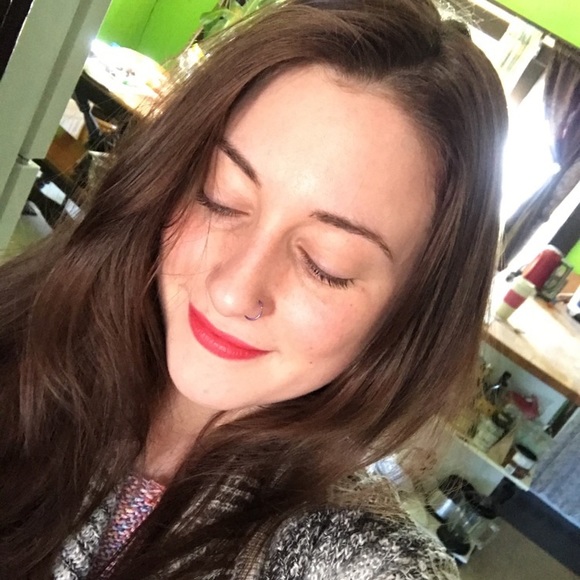 Profile Picture of Valerie Glibert (@vali2bg) on Poshmark