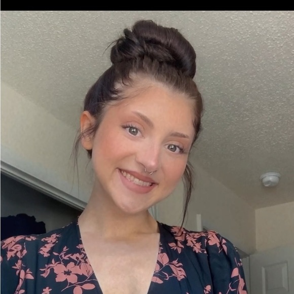 Profile Picture of Lauren Barbee (@laurenjay233) on Poshmark