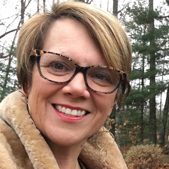 Profile Picture of Frances Mclaughlin (@dinnymac) on Poshmark