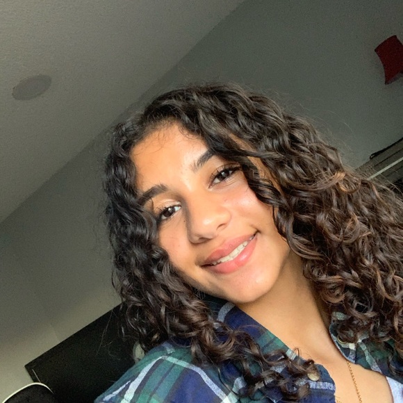 Profile Picture of Karen Attia (@karenattia2004) on Poshmark