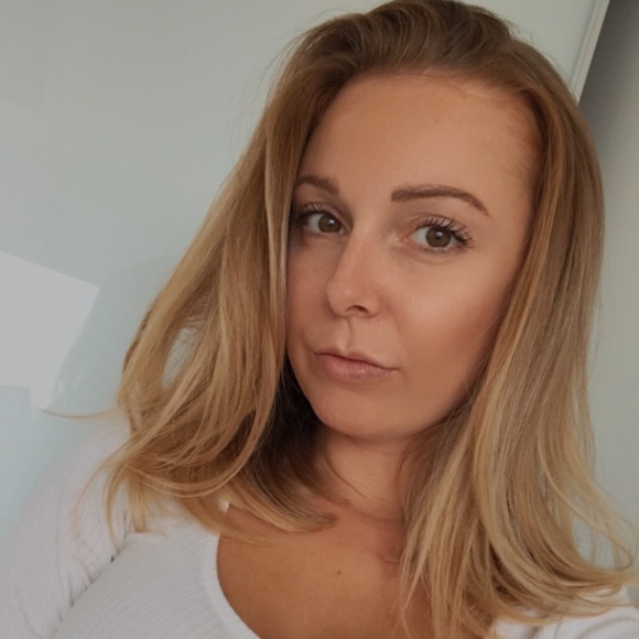 Profile Picture of Amanda Fuselli (@amandafuselli) on Poshmark