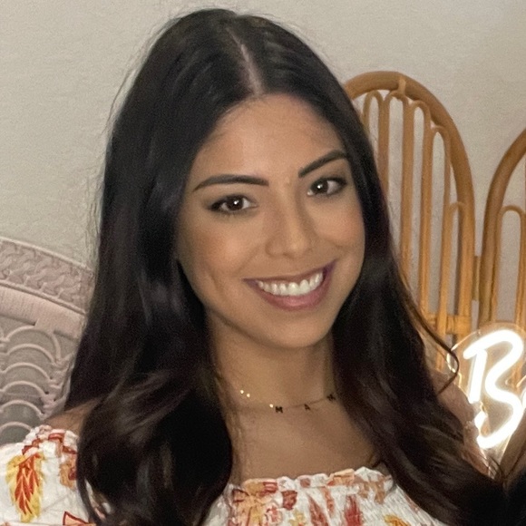 Profile Picture of Cassandra Araujo (@c_lynnecloset) on Poshmark