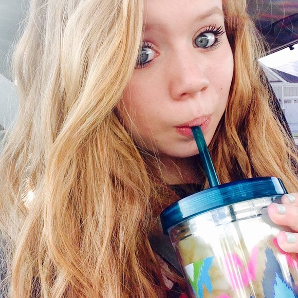 Profile Picture of Abby Lowe (@aeloweee) on Poshmark