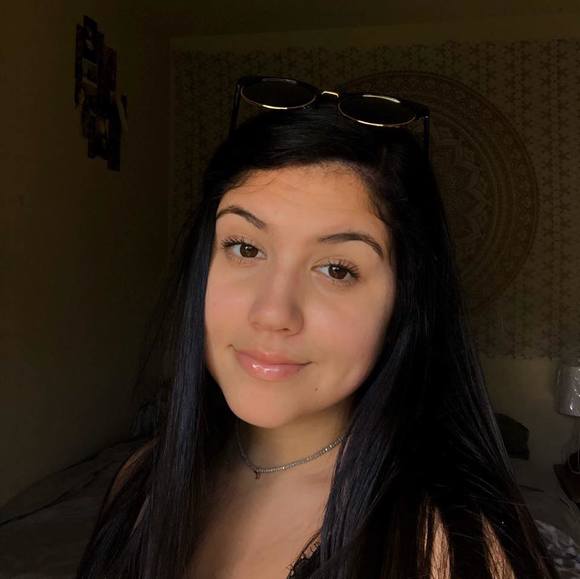 Profile Picture of Angelia Zamorano (@angeliazamorano) on Poshmark