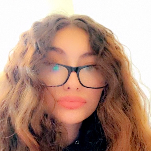 Profile Picture of Alexia Maciel (@alexiamaria2004) on Poshmark