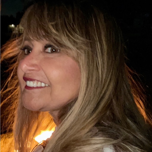 Profile Picture of Dora Webb (@dora_webb) on Poshmark