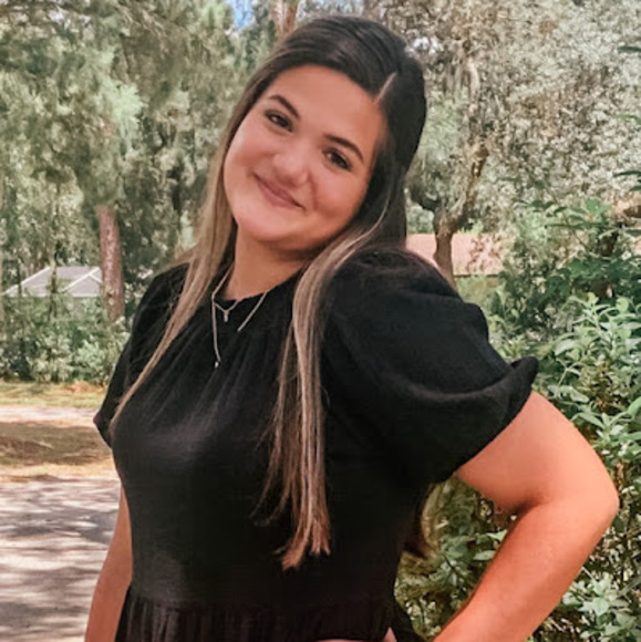 Julia Valenzuela - Poshmark Profile Picture of Julia Valenzuela (@juliavalmen) on Poshmark