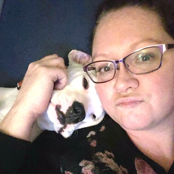 Profile Picture of Jennifer Gemes (@jdg1381) on Poshmark