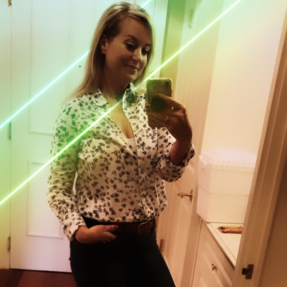 Profile Picture of Stephanie Quade (@stephaniequade) on Poshmark