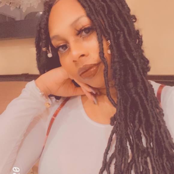 Profile Picture of Ashley Robb (@ashleynrobb) on Poshmark