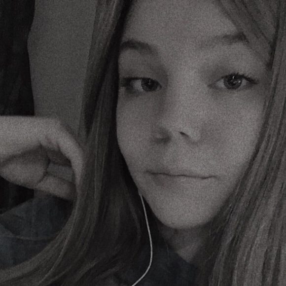Profile Picture of Anna Engel (@annaengel2007) on Poshmark