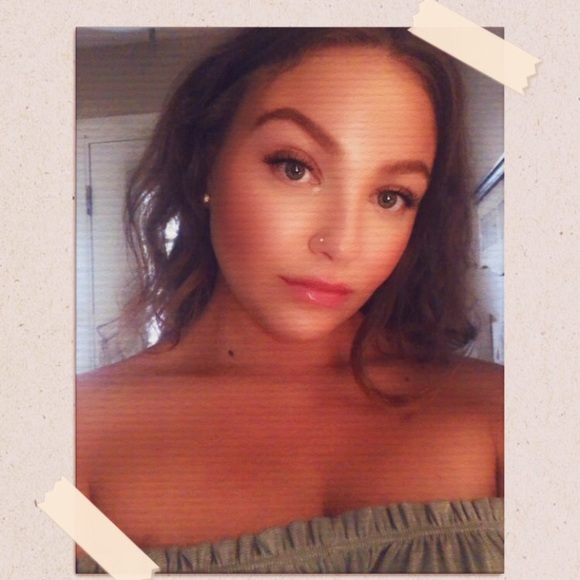 Profile Picture of Julieta Bravin (@juliiibxo) on Poshmark