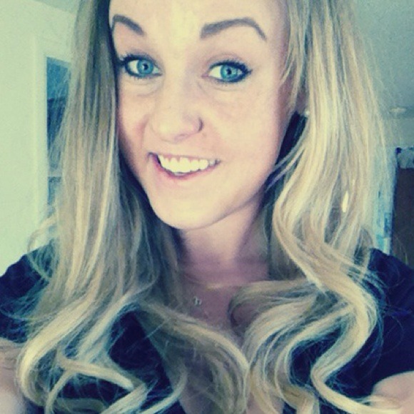 Profile Picture of Allison Woeber (@alliewoeber) on Poshmark