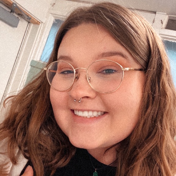 Kayli Goodheart - Poshmark Profile Picture of Kayli Goodheart (@kayligoodheart) on Poshmark