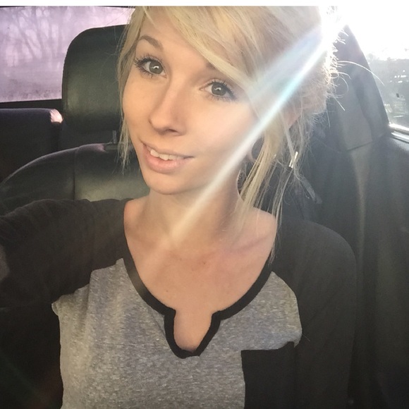 Profile Picture of Samantha Stabile (@simpleesammii) on Poshmark