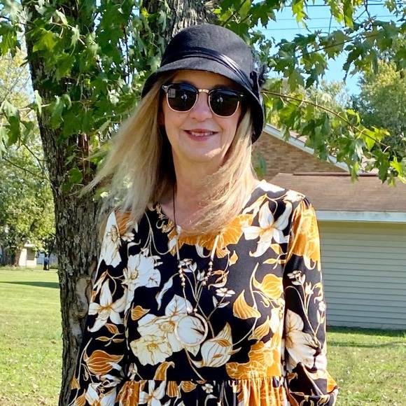 Profile Picture of Robin Leonard (@robin6820) on Poshmark