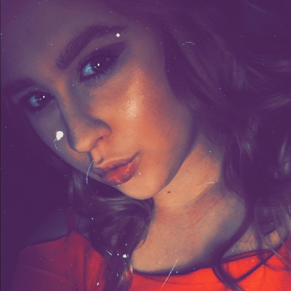 Profile Picture of Ashlyn Mcdaniel (@simpli_ash) on Poshmark