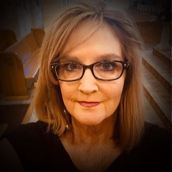 Profile Picture of Lisa Hukill (@lhukill) on Poshmark