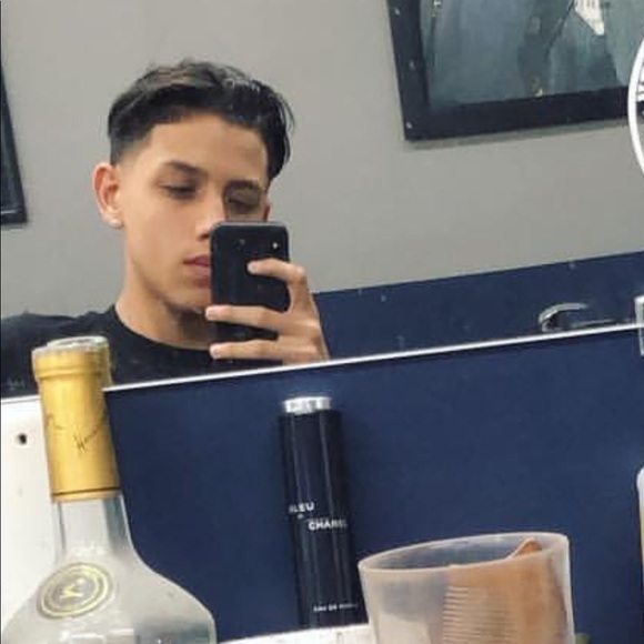 Daniel Valderrama - Poshmark Profile Picture of Daniel Valderrama (@danielv1) on Poshmark