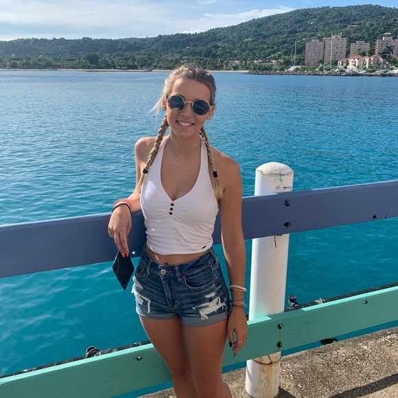 Profile Picture of Joelle Knox (@joelleknox34) on Poshmark