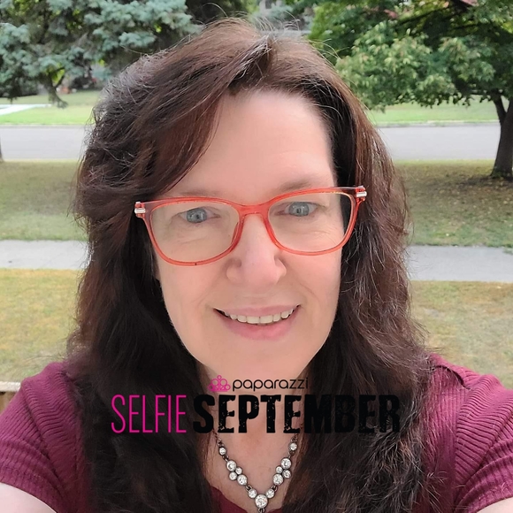 Profile Picture of Robin Skinner (@robinskinner) on Poshmark