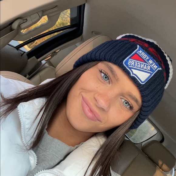 Profile Picture of Natalie Swift (@nataliejswift) on Poshmark
