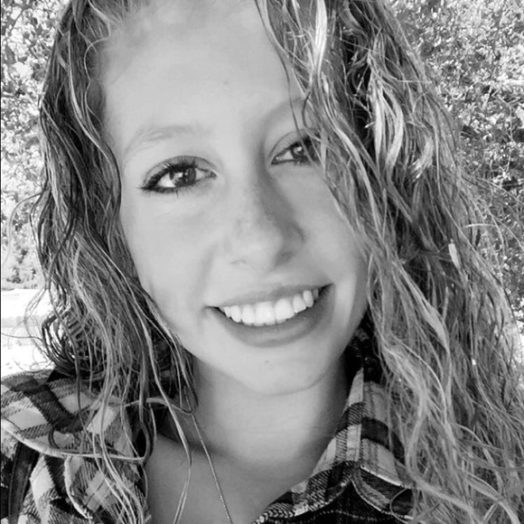 Anabelle Armanino - Poshmark Profile Picture of Anabelle Armanino (@anabellearie) on Poshmark