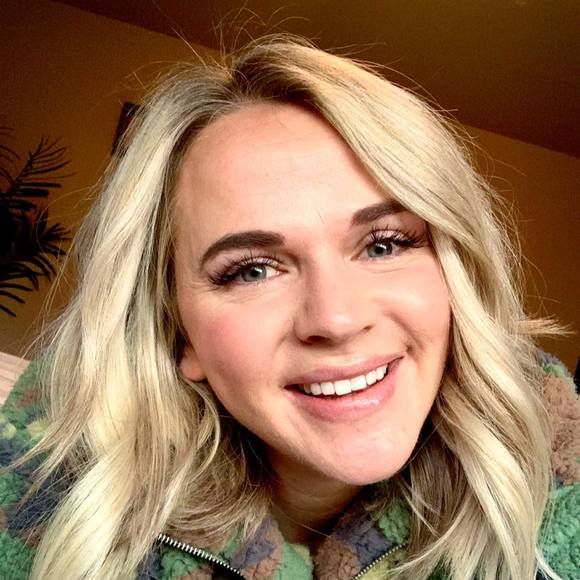 Profile Picture of Andrea Colson (@andrea_prov) on Poshmark